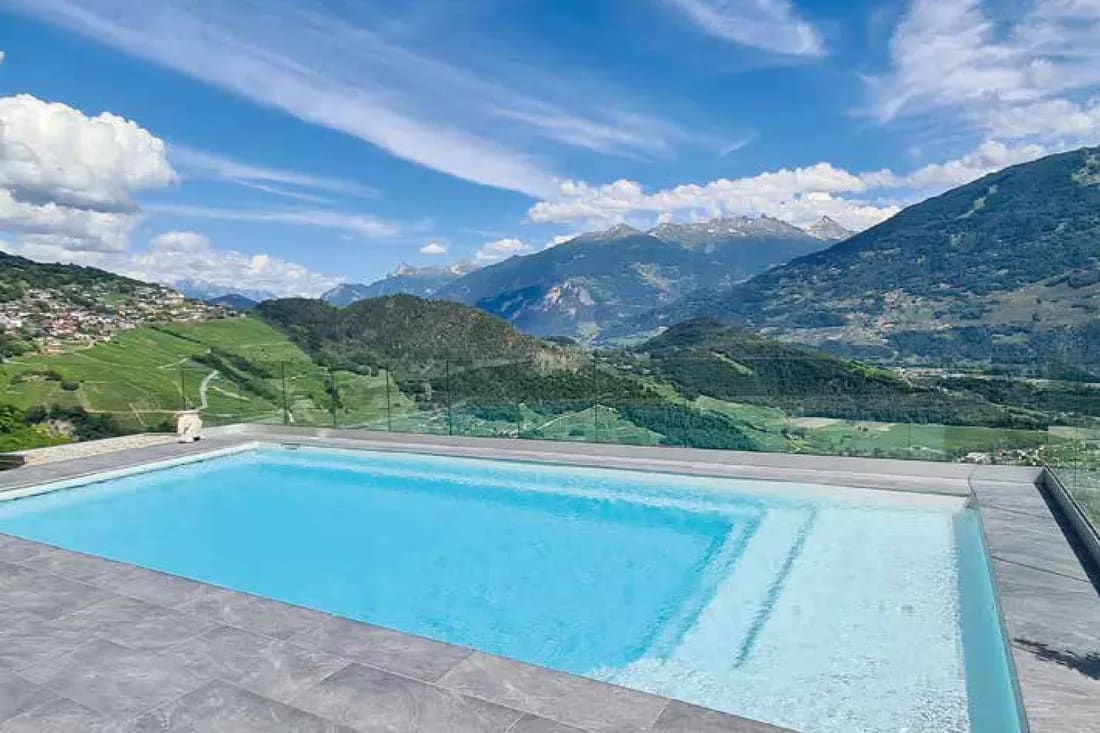 Large plage immergée sur un bassin ouvert sur le paysage — DÉTENTE PLAGE 8