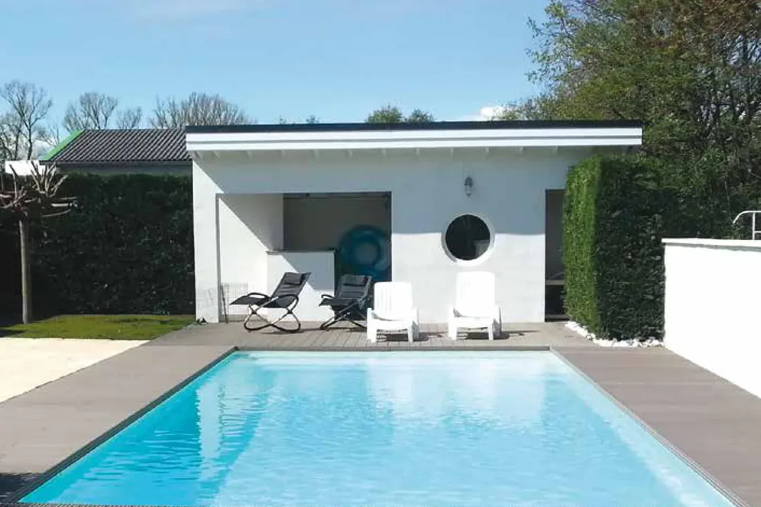 Bassin rectangulaire le long d’un abri de jardin contemporain — PLAISANCE 700