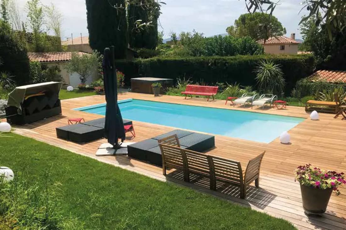 Terrasse en bois et salon de jardin autour du bassin — PLAISANCE 700